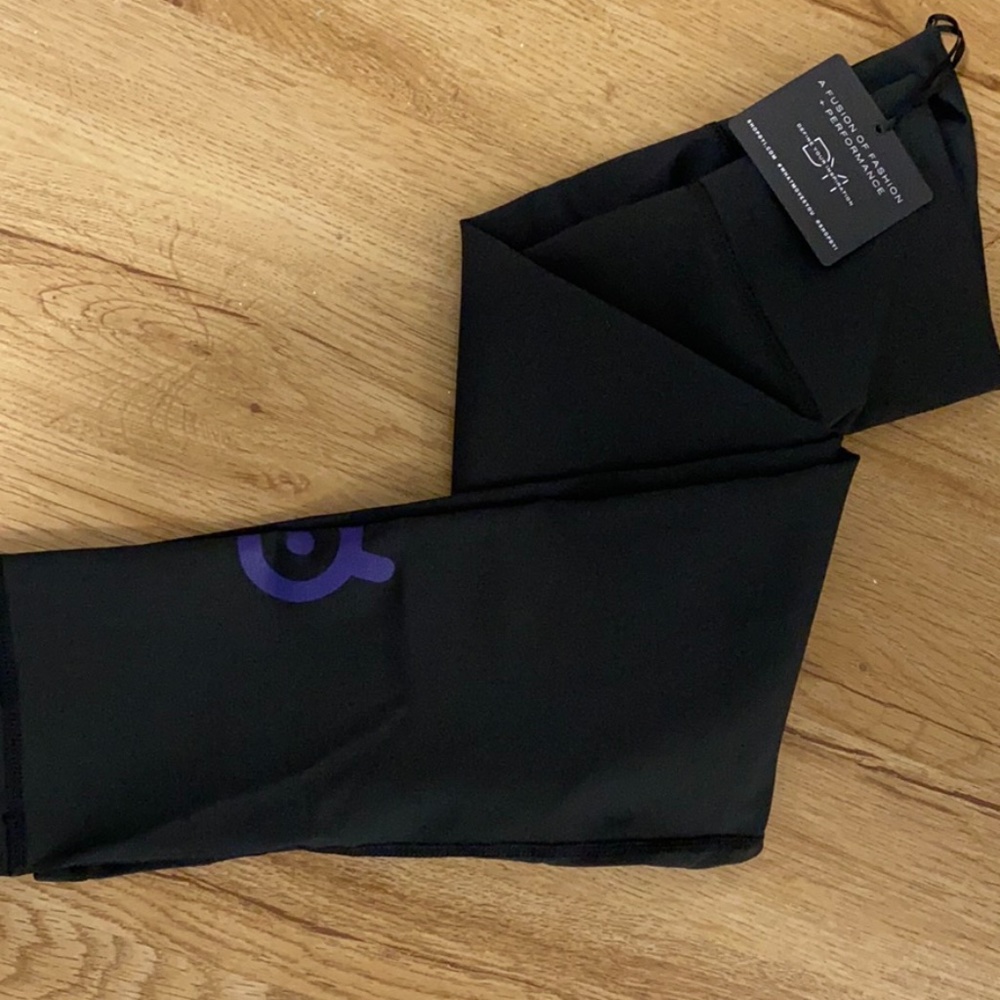 NWT Peloton Capri Leggings, Size Med